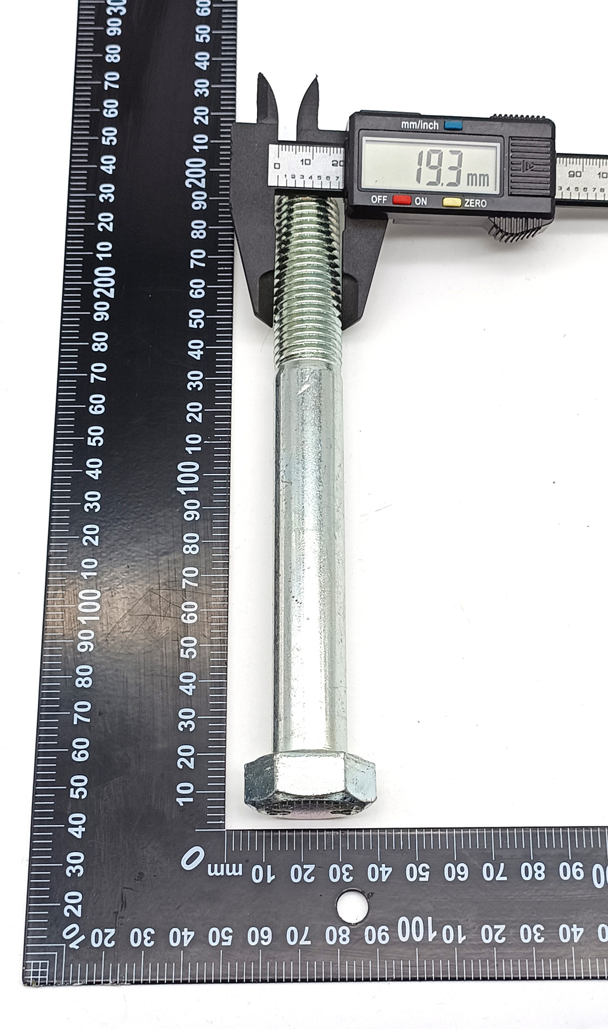 Болт Unicarriers 104685 190x30mm