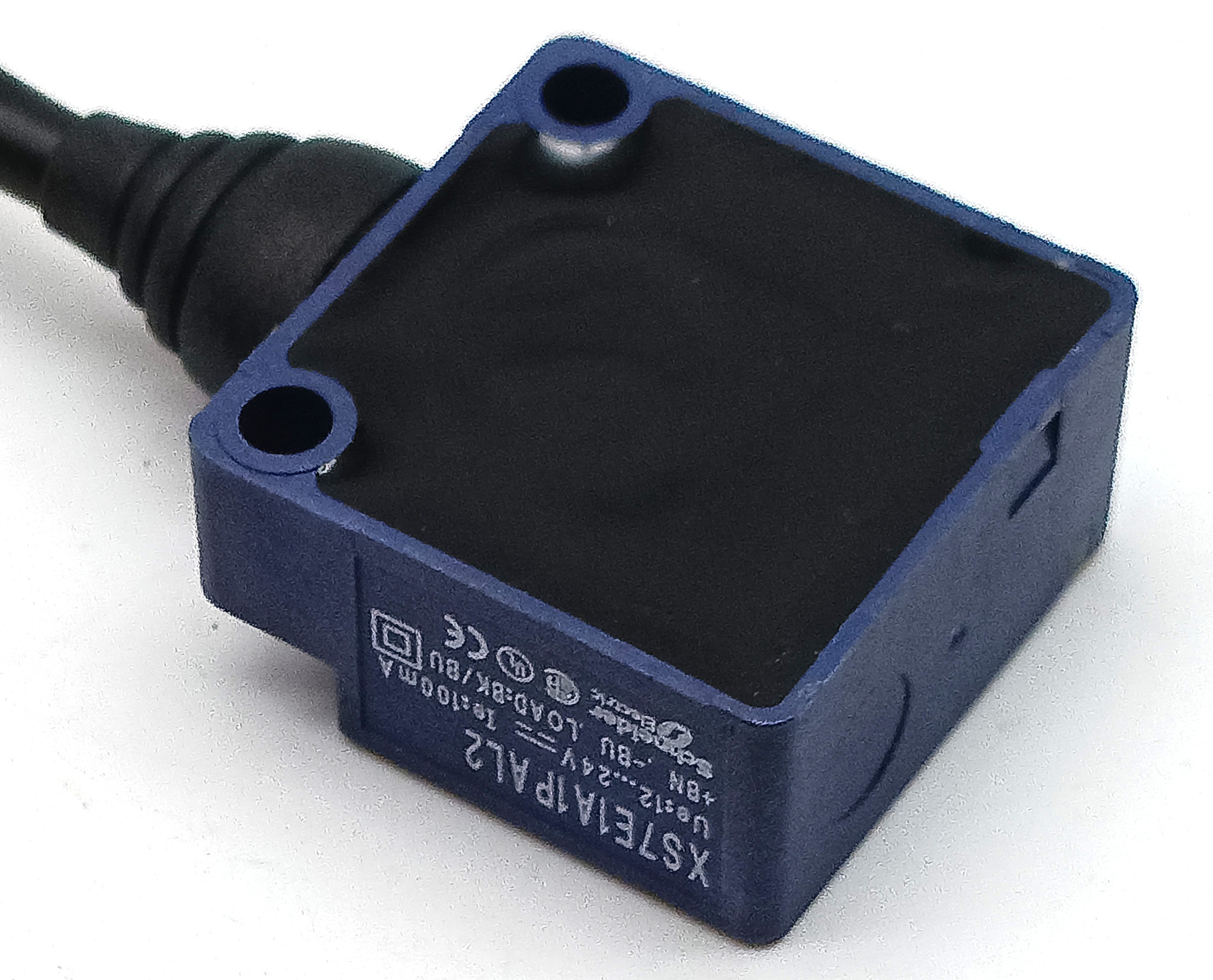 Индуктивный датчик формата E Schneider Electric XS7E1A1PAL2