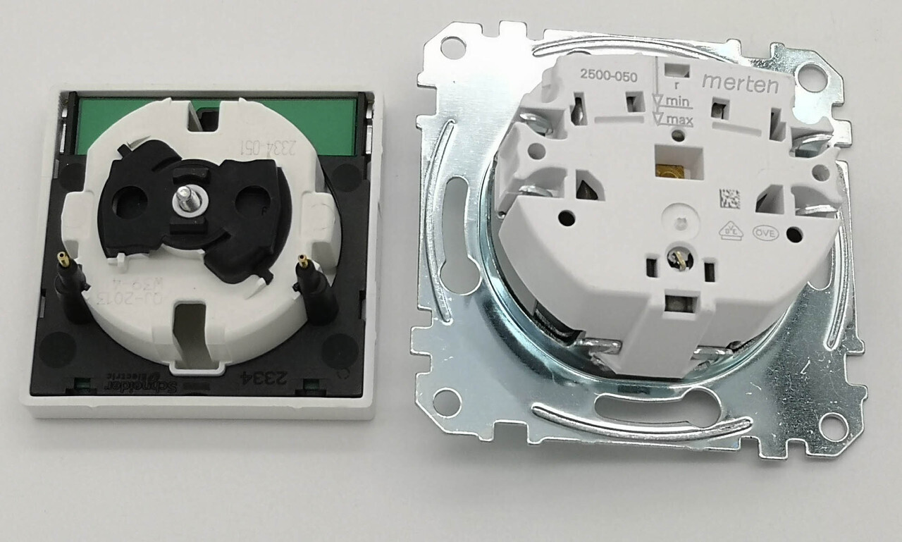 Мех.Роз.Schuko С Мод.Светод.Подсв.Бел, 220В Mtn2304-0319 Schneider Electric
