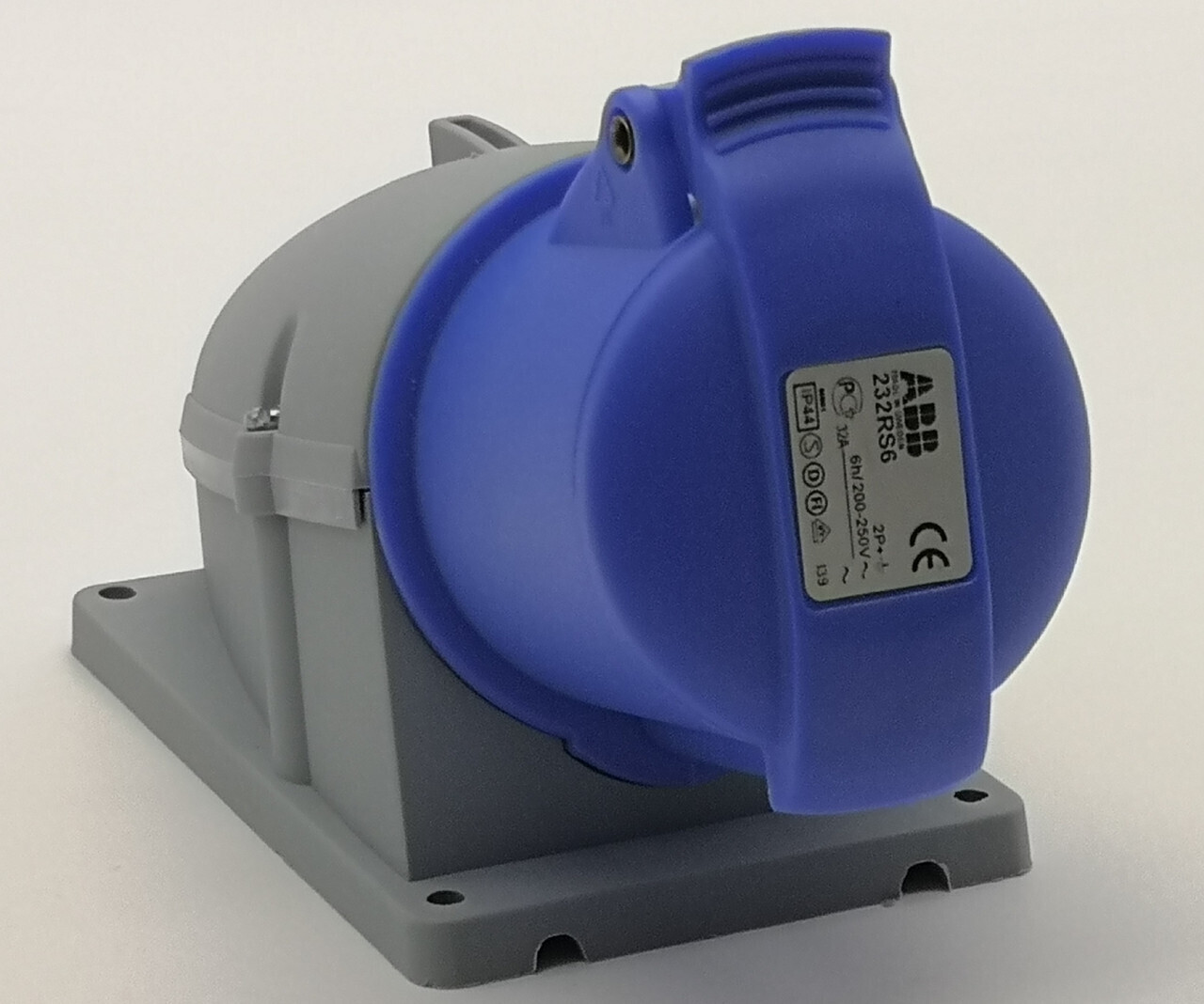 Розетка для монтажа на поверхность 32A, 2P+E, IP44, 220В ABB CEW 232 RS6 2CMA193122R1000