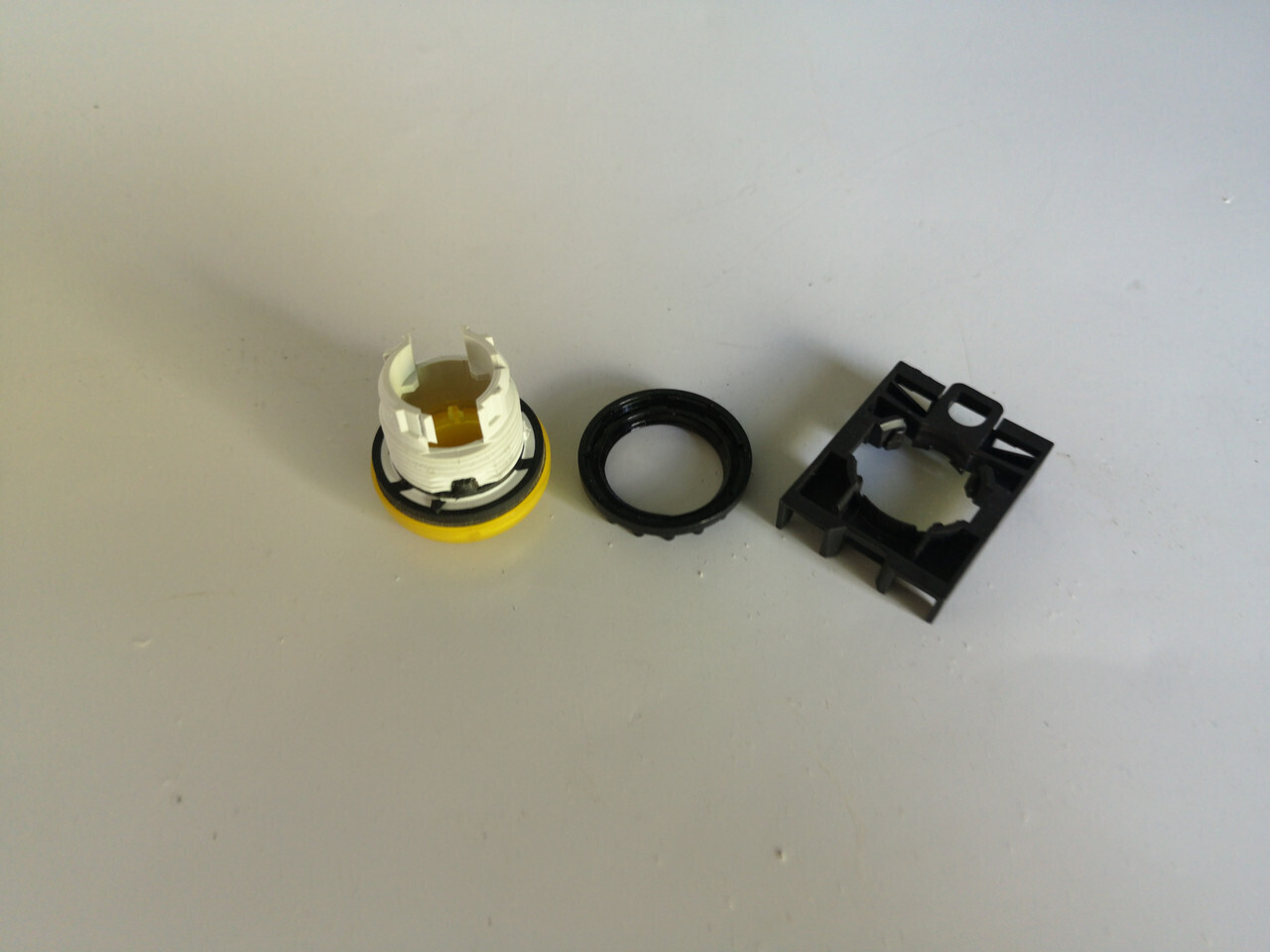 Колпачок лампы сигнальной ABB жёлтый ML1-100Y с фиксацией 1SFA611400R1003