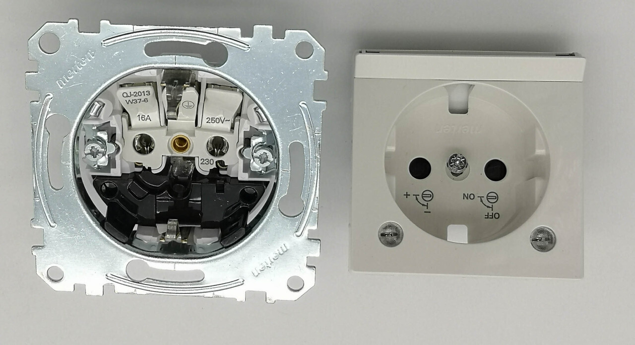 Мех.Роз.Schuko С Мод.Светод.Подсв.Бел, 220В Mtn2304-0319 Schneider Electric